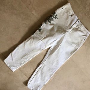 Universal Thread white embroidered jeans, sz 12 R